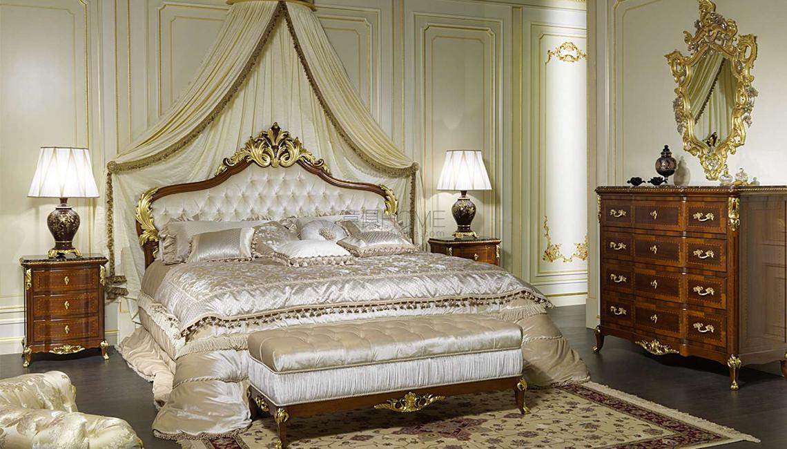 Classic room decor Louis XV France 床頭柜