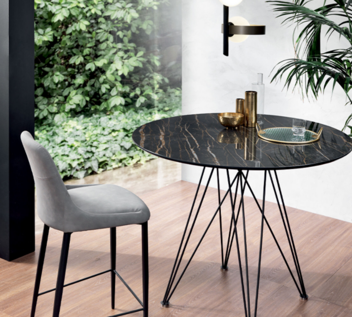 RIFLESSIPEGASO SNACK餐桌