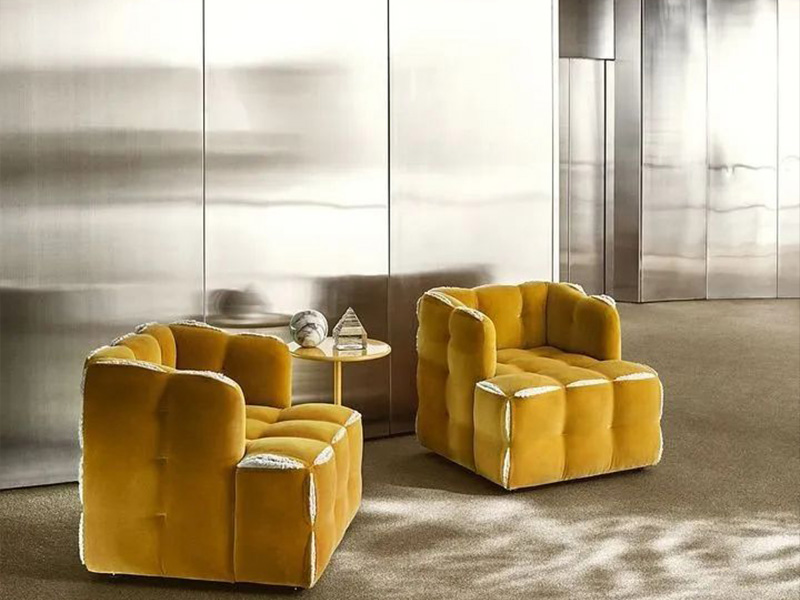 FUN FENDI 沙發，家中有一只超可愛的“大包包”