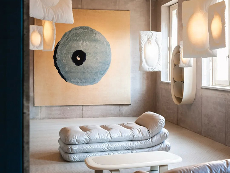 探索柔軟未來感 | Tacchini × Faye Toogood的家居新宇宙