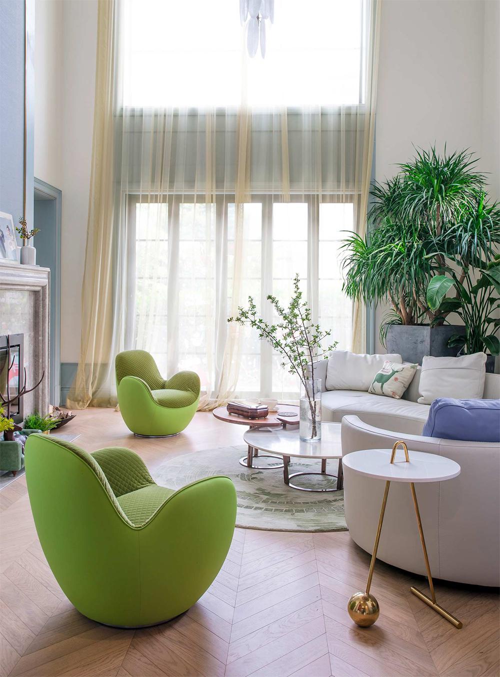 春日的陽光透過細紗垂簾灑進客廳，每一處都是那么溫暖和精致