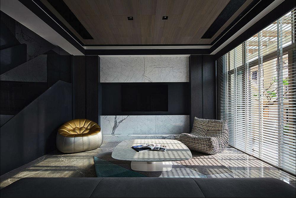 黑的凝結，白的純真，灰的協調，三者的互動隱藏著更深的欲望，使空間像一首冷熱的詩。